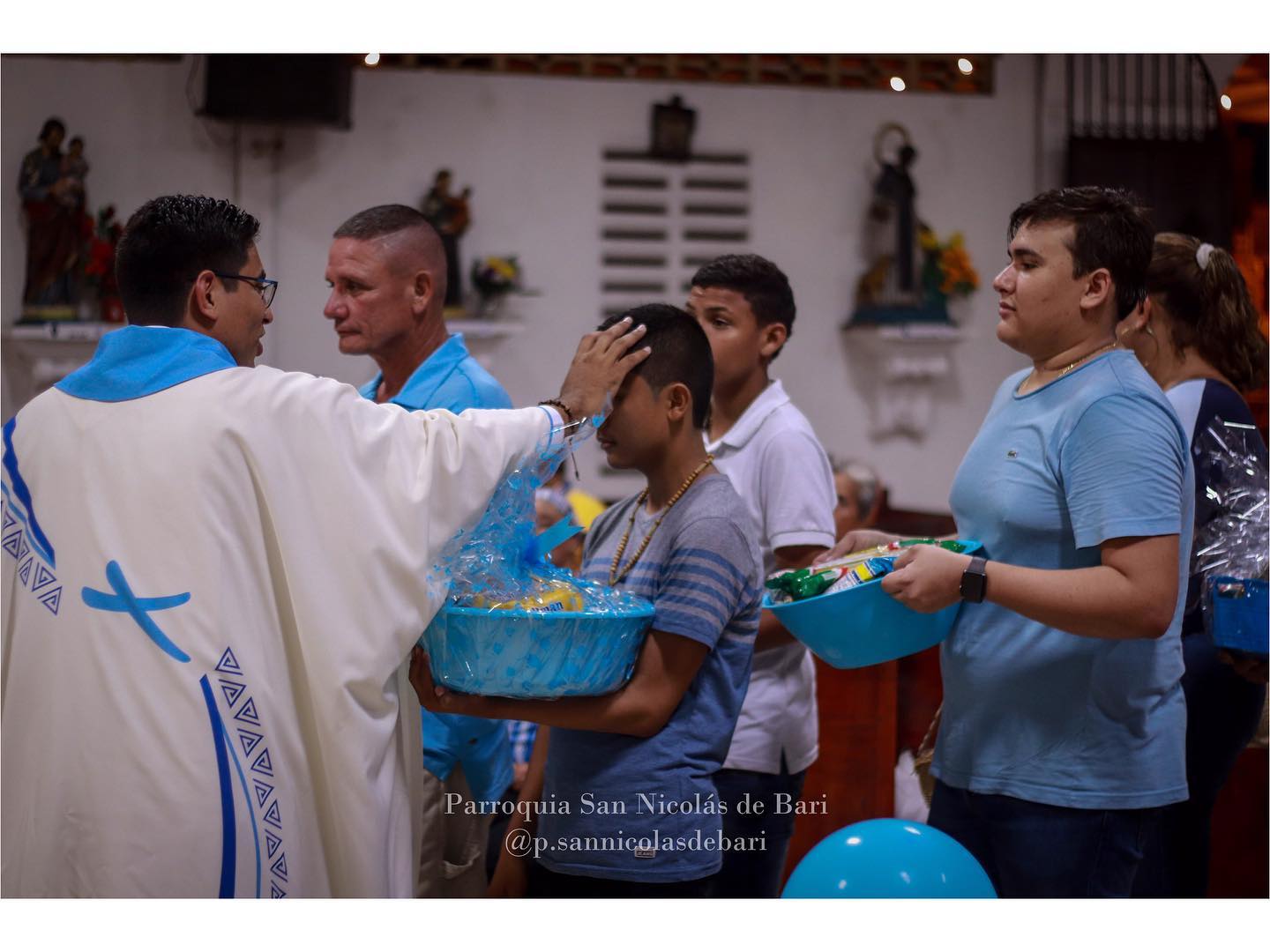 Voluntarios de Cáritas organizando donaciones